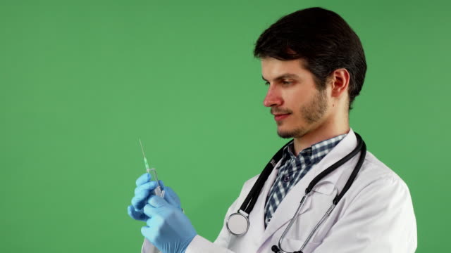 Gut-aussehend-männlichen-Arzt-Spritze-mit-Impfstoff-vorbereiten