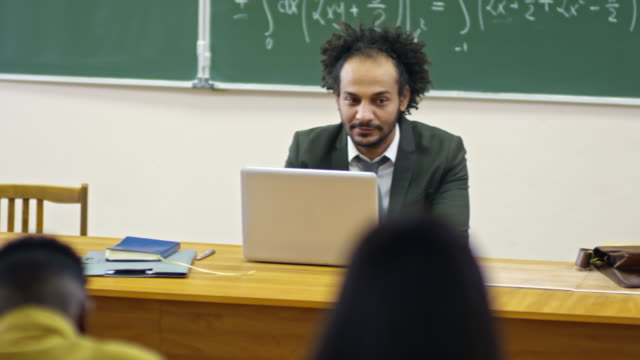 Männlich-Hochschullehrer-mit-Laptop-Computer