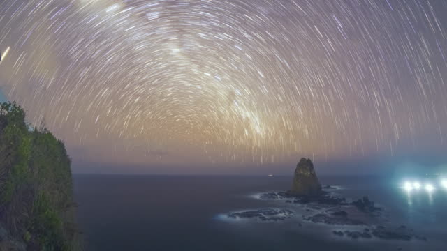 Papuma-playa-noche-cielo-estrellas-camino-tiempo-lapso-videoclip,-Indonesia