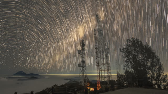 Mount-Bromo-nebligen-Nacht-sternspur-time-lapse-video-Clip,-Indonesien
