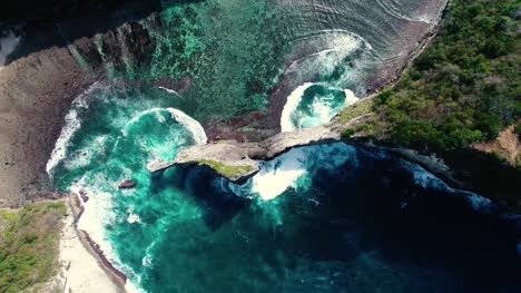 Luftaufnahme-von-Drohne-4k-Kamera.-Felsen-in-ein-blaues-Meer-Lagune-mit-brechenden-Wellen.