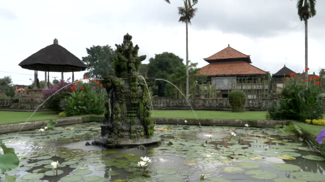 fountain-in-the-gardens-of-taman-ayun-temple
