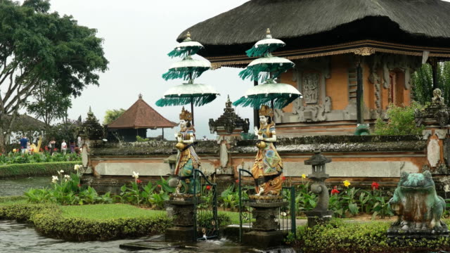pair-of-statues-at-ulun-danu-beratan-temple-on-bali