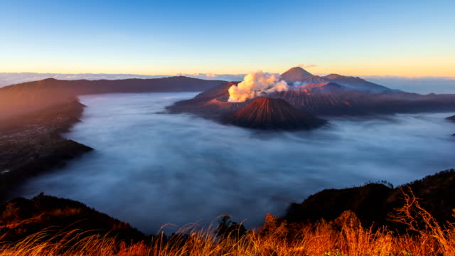 Volcán-Bromo-amanecer-histórico-naturaleza-recorrido-lugar-del-lapso-de-tiempo-de-4K-de-Indonesia