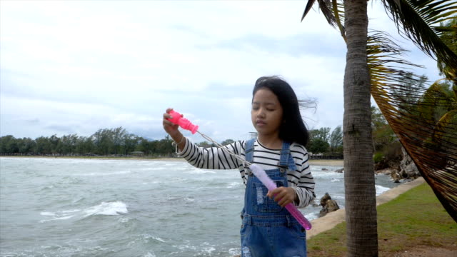 Slow-Motion-asiatische-Mädchen-spielen-Bubble-Ballon-fast-am-Strand