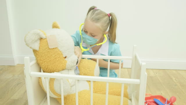 Mädchen-Pflege-ihr-Teddy-Bär