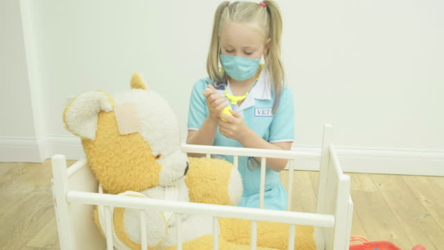 Mädchen-Pflege-ihr-Teddy-Bär