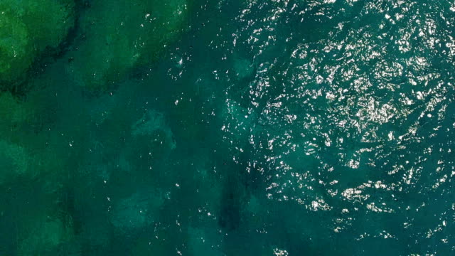 4K-Luftbild-fliegen-über-das-Meer,-türkisfarbenen-Meeresoberfläche