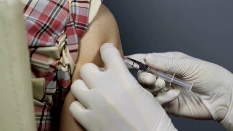 Nahaufnahme-der-Krankenschwestern-sind-Impfungen-für-Patienten-mit-der-Spritze