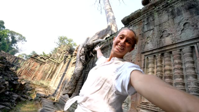 Reisen-weiblich-unter-Selfie-Porträt-im-antiken-Tempel