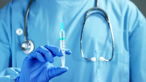 Ein-Arzt-oder-Wissenschaftler-im-Labor-hält-eine-Spritze-mit-Flüssigkeit-Impfstoffe-für-Kinder-oder-ältere-Erwachsene-oder-Heilung-von-Tierseuchen.