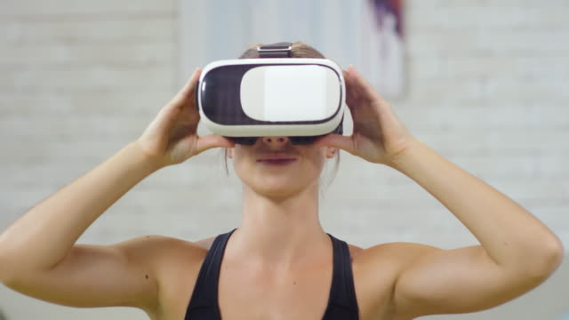 Frau-genießen-Meditation-in-VR-Schutzbrillen