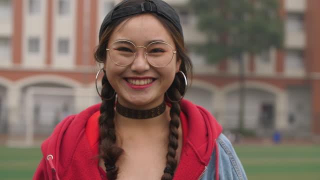 Asiáticas-chica-sonríe-a-cámara-lenta-de-campus