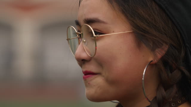 Seitenansicht-des-asiatischen-Hochschulmädchen-smile-4k