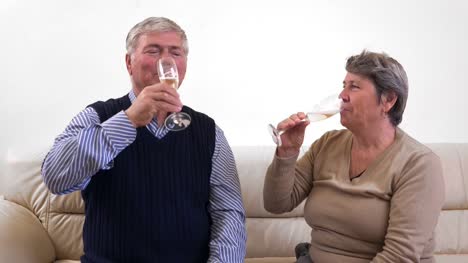 Paar-Senioren-mit-Champagner-Gläser-Feier,-glückliche-Großeltern,-Prost