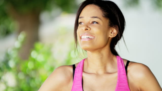 Porträt-junge-afroamerikanische-Frau-Fitness-Routine-zu-tun