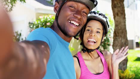 Gesunden-ethnischen-paar-Radfahren-halten-fit-im-freien