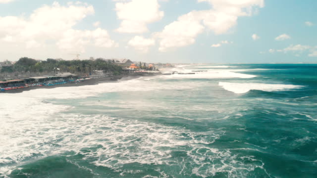 4K-abejón-secuencias-de-Canggu-orilla-en-la-playa-de-Bali-Indonesia
