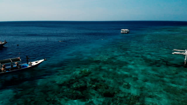 4K-Drohne-Aufnahmen-von-Menjangan-Island-Shore-Bali-kristallklares-Wasser