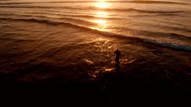 4K-abejón-secuencias-oro-indio-océano-Bali-Uluwatu-Playa-Sunset