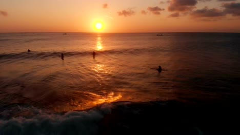 4K-Drohne-Filmmaterial-Golden-Sunset-indischen-Ozean-Bali-Uluwatu-Beach