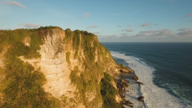 Felsige-Küste-auf-der-Insel-Bali.-Luftbild