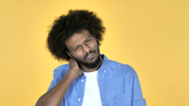 Afro-amerikanischer-Mann-mit-Nackenschmerzen,-gelber-Hintergrund