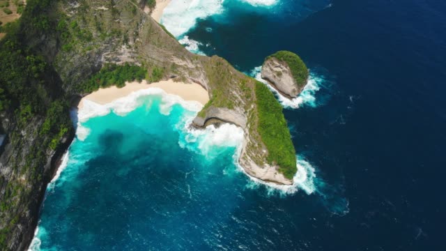 Paradies-Kelingking-Strand-auf-Insel-Nusa-Penida.-Luftbild-Drohne-Ansicht