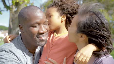 Hija-rizada-afro-americana-abrazándose-y-besándose-los-padres