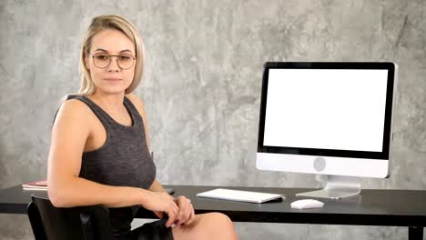 Mujer-profesional-inteligente-junto-a-la-computadora.-Pantalla-en-blanco