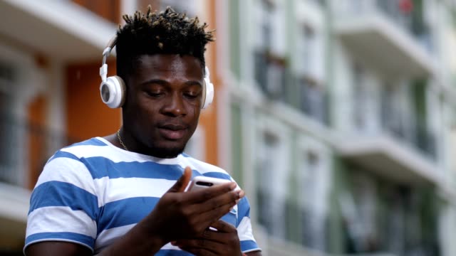 Hipster-Mann-im-Kopfhörer-Auswahl-Musik-auf-Handy