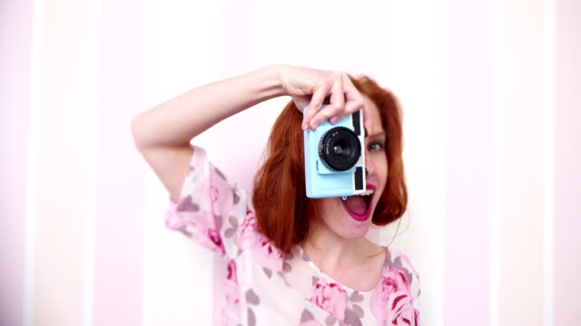 Junge-Frau-Lachen-mit-vintage-Kamera-In-die-Hand