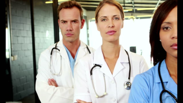 Portrait-of-standing-doctors-with-arms-crossed