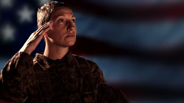 Stolz-auf-militärische-Soldat-Salute,-amerikanische-Flagge,-Bekämpfung-Veteran-Hintergrund