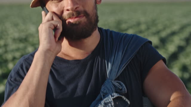 Modernen-Landwirt-telefonieren
