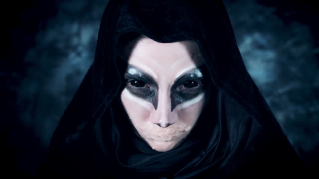 4-k-Halloween-und-Horror-Frau-Alien-Öffnung-Blackout-Augen