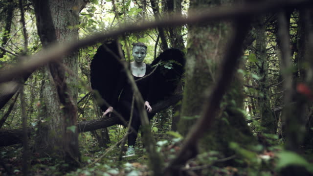 4k-Halloween-mujer-oscura-de-Angel-negro-alas-en-bosque-ocultando