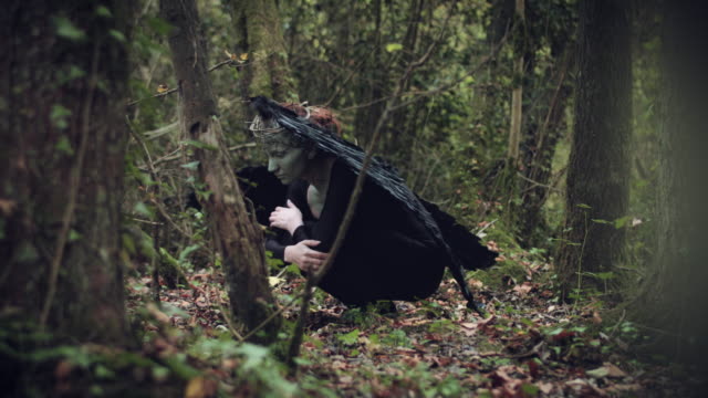 4k-Angst-Halloween-Dark-Angel-Frau-mit-schwarzen-Flügeln-im-Wald-schütteln
