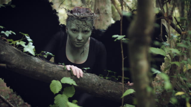4k-Halloween-mujer-oscura-de-Angel-negro-alas-en-bosque-acercándose-a-cámara