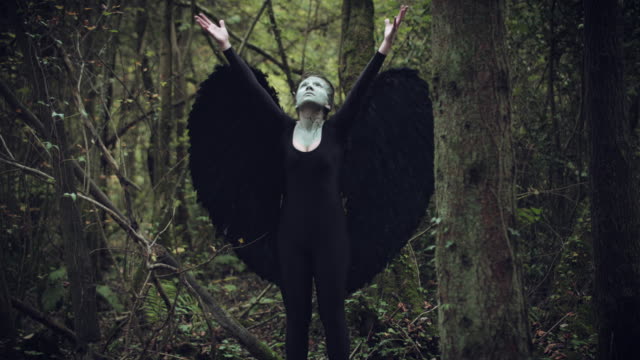 4k-Halloween-Dark-Angel-Frau-mit-schwarzen-Flügeln-in-Wald-Hands-up