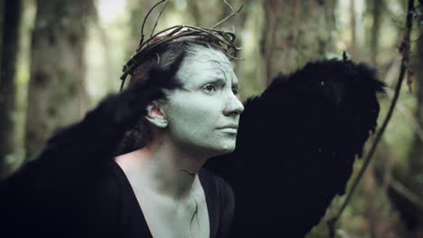 4k-Angst-Halloween,-die-dunklen-Engel-Frau-mit-schwarzen-Wald-Flügel-auf-der-Suche
