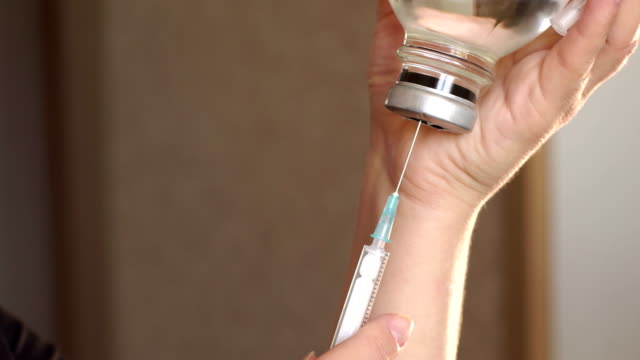 Gesundheitsarbeiter-wählt-den-Impfstoff-in-eine-Spritze.
