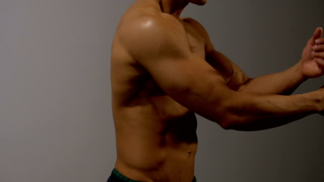 Fitness-Modell-streckt-Arme