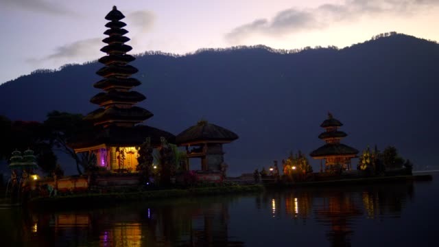Sol-de-silueta-y-puesta-de-sol-de-templo-Bali-sobre-sitio-sagrado-en-Indonesia