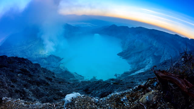 Kawah-Ijen-Vulkan-Krater-Wahrzeichen-Natur-Reisen-Ort-Indonesien-4K-Dawn,-Day-Time-Lapse-(Zoom-in)
