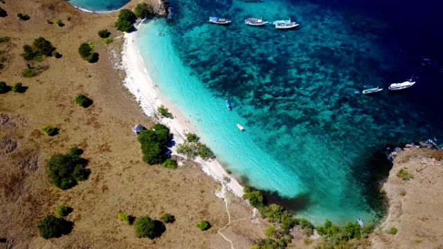 Aerial-video-in-an-amazing-beach-on-Palau-Komodo-island,-Indonesia.