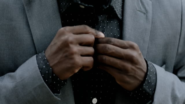 Closeup-Portrait-der-jungen-afrikanischen-Doktorand-im-klassischen-Anzug-Hemd-knöpfte