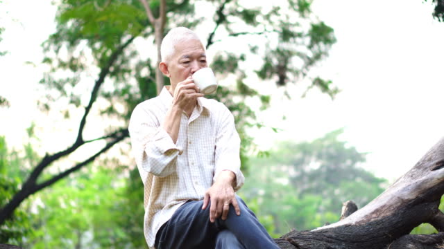 Einsamer-asiatischen-senior-Mann-sitzen-suchen-traurige-Kaffee-trinken-allein-im-Park-denken-über-das-Leben
