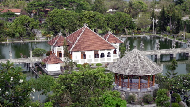 Taman-Ujung-Wasserpalast,-die-in-der-Nähe-des-Ozeans-und-dekoriert-von-wunderschönen-tropischen-Garten,-Bali,-Indonesien.