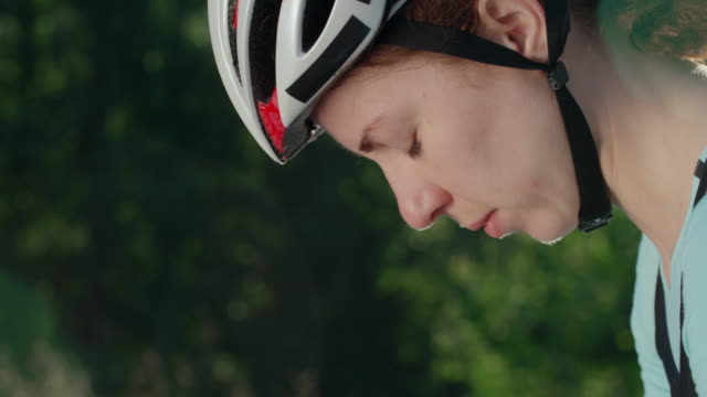 Schweren-weiblichen-Radfahrer-bereit-für-Rennen